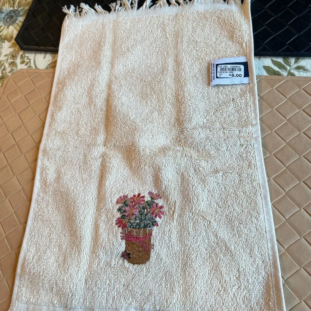 Set of 2 Cosmos Finger Tip Towel Embroidered Ivory NWT
